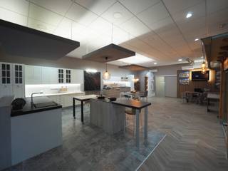 SHOWROOM CEMAR, Interiorismo Cemar Constructores en Alicante Interiorismo Cemar Constructores en Alicante Cocinas de estilo clásico Tablero DM