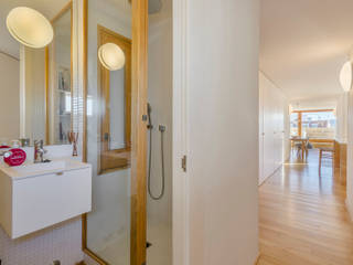 homify Baños de estilo moderno Madera maciza Acabado en madera madera en baños,baño moderno,cristal baño,baño en blanco,pavimento de madera,suelos de madera,baño diseño