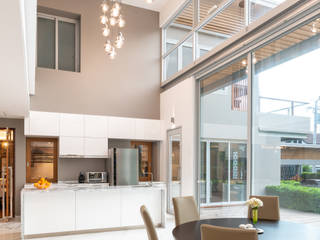 LINEAGE HOUSES, D' Architects Studio D' Architects Studio Modern Dining Room Lighting