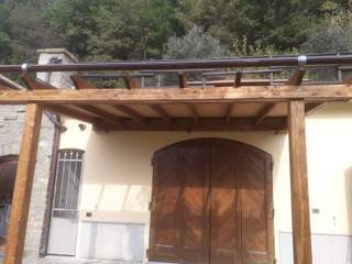 Pergola con Tenda rollo con cassonetto, TUTTOLEGNO di Badano TUTTOLEGNO di Badano สวน ไม้ Wood effect