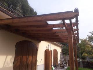 Pergola con Tenda rollo con cassonetto, TUTTOLEGNO di Badano TUTTOLEGNO di Badano Jardines de estilo clásico Madera Acabado en madera