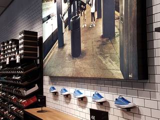 Projeto e design da Loja Converse no Freeport Fashion Outlet, em Lisboa, ERN Construções Lda ERN Construções Lda 상업공간