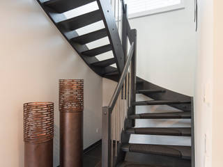 Halbgewendelte Treppe in das Obergeschoss homify Treppe Stadtvilla,MEDLEY,FingerHaus,Treppe,halbgewendelt,Holztreppe,fertighausbau,holzbauweise,fertighäuser