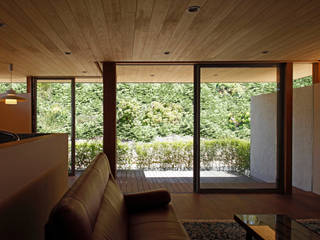 重心の低さが安心感を感じさせる平屋, kisetsu kisetsu Salas modernas Madera Acabado en madera