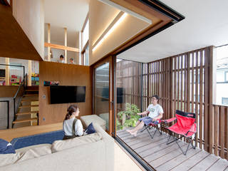Central wellhole, 株式会社建築工房DADA 株式会社建築工房DADA Modern living room Wood Wood effect