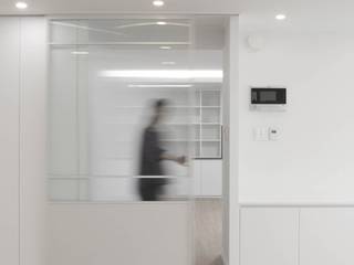 Salas de estar modernas por 홍예디자인