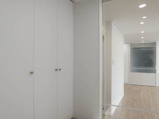 Corredores e halls de entrada  por 홍예디자인