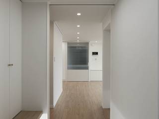 Corredores e halls de entrada  por 홍예디자인