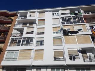 Reparación del hormigón deteriorado en la fachada de un edificio en Santander, MAU CONSTRUCCIONES Y REFORMAS EN CANTABRIA MAU CONSTRUCCIONES Y REFORMAS EN CANTABRIA Casas geminadas