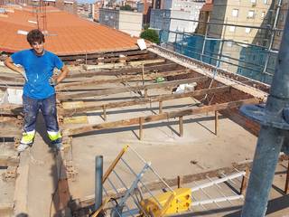 Formación de cubierta en panel sándwich en edificio en Santander, MAU CONSTRUCCIONES Y REFORMAS EN CANTABRIA MAU CONSTRUCCIONES Y REFORMAS EN CANTABRIA Toiture plate