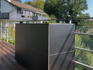 Balkonschrank @win aus HPL in Starnberg, design@garten GmbH & Co. KG design@garten GmbH & Co. KG 庭院 塑木複合材料