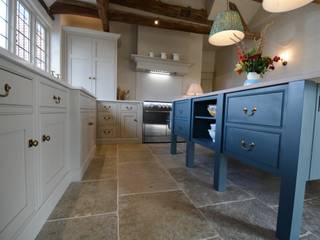 The Transformation of an Old-School House Kitchen, Willow Tree Interiors Willow Tree Interiors Built-in kitchens Wood Wood effect