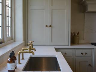 The Transformation of an Old-School House Kitchen, Willow Tree Interiors Willow Tree Interiors Built-in kitchens Quartz