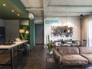 Living room in apartment 3 BHK , Rebel Designs Rebel Designs モダンデザインの リビング 木 木目調