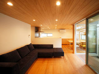 最短家事動線が忙しいご夫婦を助ける家, kisetsu kisetsu Salones de estilo moderno Madera Acabado en madera