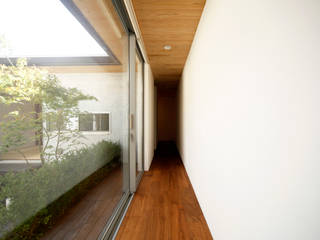 中庭でつながる家, kisetsu kisetsu Modern corridor, hallway & stairs لکڑی Wood effect