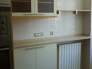 Cocina blanca con madera clara en Las Tablas, Madrid, Qdekitchen Qdekitchen Cocinas de estilo moderno Blanco