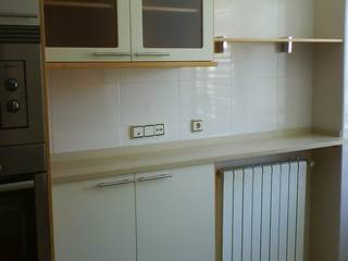 Cocina blanca con madera clara en Las Tablas, Madrid, Qdekitchen Qdekitchen Modern kitchen