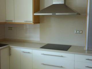 Cocina blanca con madera clara en Las Tablas, Madrid, Qdekitchen Qdekitchen Cocinas de estilo moderno Blanco