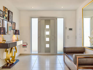 Interior Design Project - Villa Goldeneye - Caramujeira Simple Taste Interiors Corredor, hall e escadasCómodas e estantes