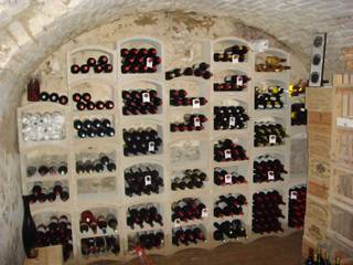 Proposte arredo cantina con portabottiglie in pietra Bloc Cellier, ShoWine ShoWine Rustic style wine cellar Stone