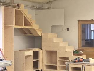 Treppenkonstruktion mit integrierter Küche und Kücheninsel, higloss-design.de - Ihr Küchenhersteller higloss-design.de - Ihr Küchenhersteller ครัวบิลท์อิน ไม้ Wood effect