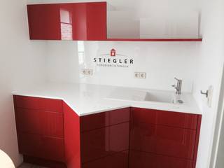 Tee-Küche mit ausgefallenem Layout und integriertem Firmenlogo. RGenau Industries KG Commercial spaces Engineered Wood Transparent Offices & stores