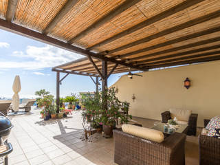 Home Staging y Fotografía en Villa Aura, Home & Haus | Home Staging & Fotografía Home & Haus | Home Staging & Fotografía Mediterranean style balcony, porch & terrace