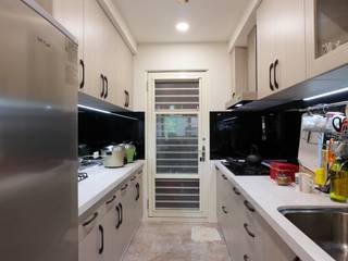 一家四口的舒適空間，揉合大氣與優雅的幸福居家。, 青築制作 青築制作 Eclectic style kitchen