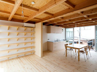 木箱の家, すずき／suzuki architects （一級建築士事務所すずき） すずき／suzuki architects （一級建築士事務所すずき） Phòng khách phong cách Bắc Âu Gỗ Wood effect