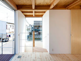 木箱の家, すずき／suzuki architects （一級建築士事務所すずき） すずき／suzuki architects （一級建築士事務所すずき） 階段 木 木目調