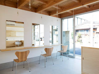 木箱の家, すずき／suzuki architects （一級建築士事務所すずき） すずき／suzuki architects （一級建築士事務所すずき） 北欧スタイルの 玄関&廊下&階段 木 木目調