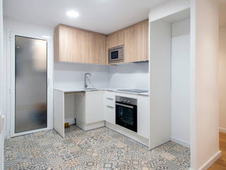 Reforma integral en Ronda del Guinardó de Barcelona , Grupo Inventia Grupo Inventia Built-in kitchens Wood-Plastic Composite