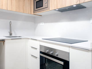 Reforma integral en Ronda del Guinardó de Barcelona , Grupo Inventia Grupo Inventia Built-in kitchens Wood-Plastic Composite