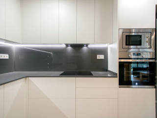 Reforma integral en calle Balmes de Barcelona, Grupo Inventia Grupo Inventia Built-in kitchens Wood-Plastic Composite