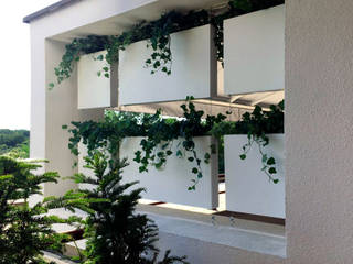 Terraza en ático. Cortina vegetal., Systemclip by Serastone Systemclip by Serastone Minimalist balcony, veranda & terrace Wood Wood effect