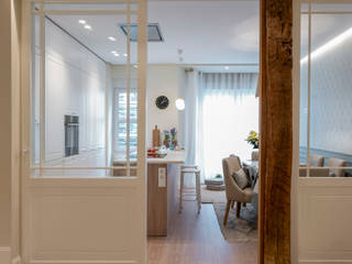 Reforma integral de vivienda en Bilbao centro, Sube Interiorismo Sube Interiorismo Portas de correr Vidro Branco