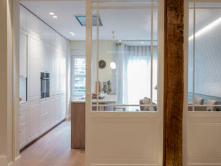 Reforma integral de vivienda en Bilbao centro, Sube Interiorismo Sube Interiorismo Sürgülü kapılar Cam Beyaz