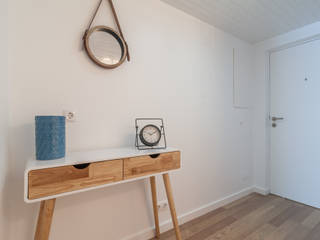 REMODELAÇÃO_APARTAMENTO CARCAVELOS | Cascais | PT, OW ARQUITECTOS lda | simplicity works OW ARQUITECTOS lda | simplicity works Corredores, halls e escadas mediterrâneos Madeira Efeito de madeira