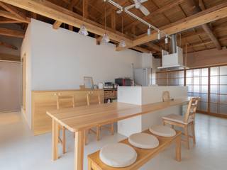 断熱箱の住まい-リノベーション-, イン-デ-コード design office イン-デ-コード design office Nowoczesna jadalnia Drewno O efekcie drewna