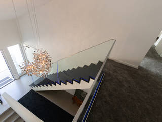 Aufgesattelte Treppe mit Glasgeländer, Holzmanufaktur Ballert e.K. Holzmanufaktur Ballert e.K. Treppe Holz