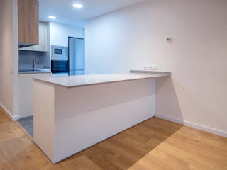 Refoma integral en calle Huelva de Barcelona, Grupo Inventia Grupo Inventia Built-in kitchens Wood-Plastic Composite