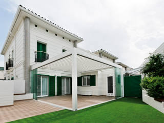 Pérgola bioclimática protegiendo la terraza de una vivienda unifamiliar, Saxun Saxun Modern balcony, veranda & terrace