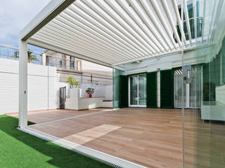 Pérgola bioclimática protegiendo la terraza de una vivienda unifamiliar, Saxun Saxun Balkon, Beranda & Teras Modern