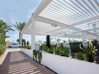 Pérgola bioclimática en terraza de restaurante mediterráneo en la Marina Alta, Saxun Saxun Espaços comerciais