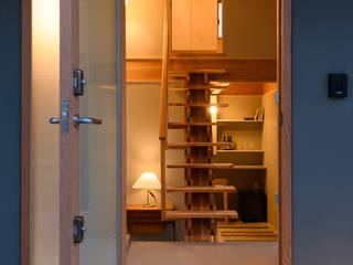 男の隠れ家, 風景のある家.LLC 風景のある家.LLC Asian style corridor, hallway & stairs Wood Wood effect