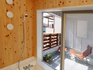 湯上りバルコニーのある家, 遠藤浩建築設計事務所 H,ENDOH ARCHTECT & ASSOCIATES 遠藤浩建築設計事務所 H,ENDOH ARCHTECT & ASSOCIATES Moderne Badezimmer Massivholz Holznachbildung
