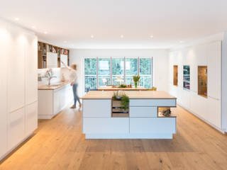 Einbauküche mit Eichenholz Arbeitsplatte, Neue Räume GmbH Neue Räume GmbH Cucina moderna