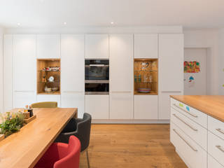 Einbauküche mit Eichenholz Arbeitsplatte, Neue Räume GmbH Neue Räume GmbH Modern kitchen