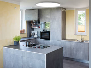 Küche in Betonoptik, Neue Räume GmbH Neue Räume GmbH Built-in kitchens Engineered Wood Transparent